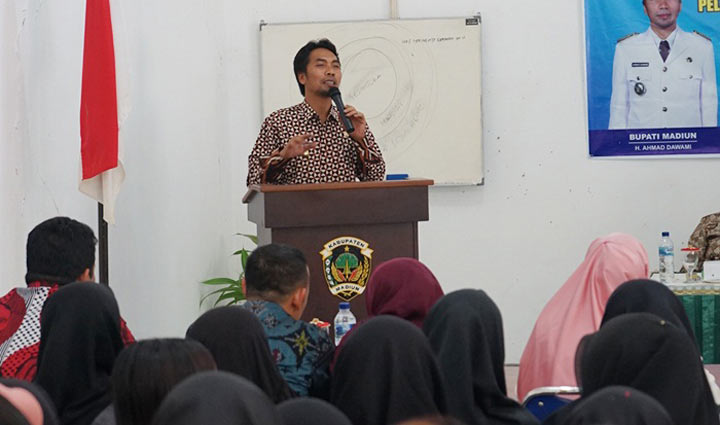 Bupati Madiun, Ahmad Dawami saat membuka pelatihan menjahit.