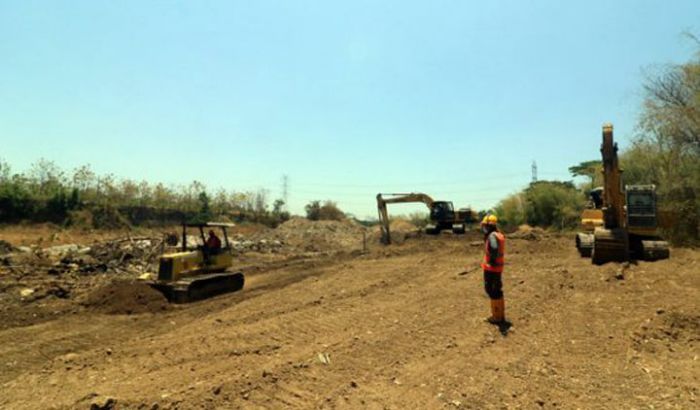 Proyek pembangunan TPA Wonokerto dikejar waktu karena deadline di-deadline Desember. foto: Jawa Pos / Diambil 10 Oktober 2019