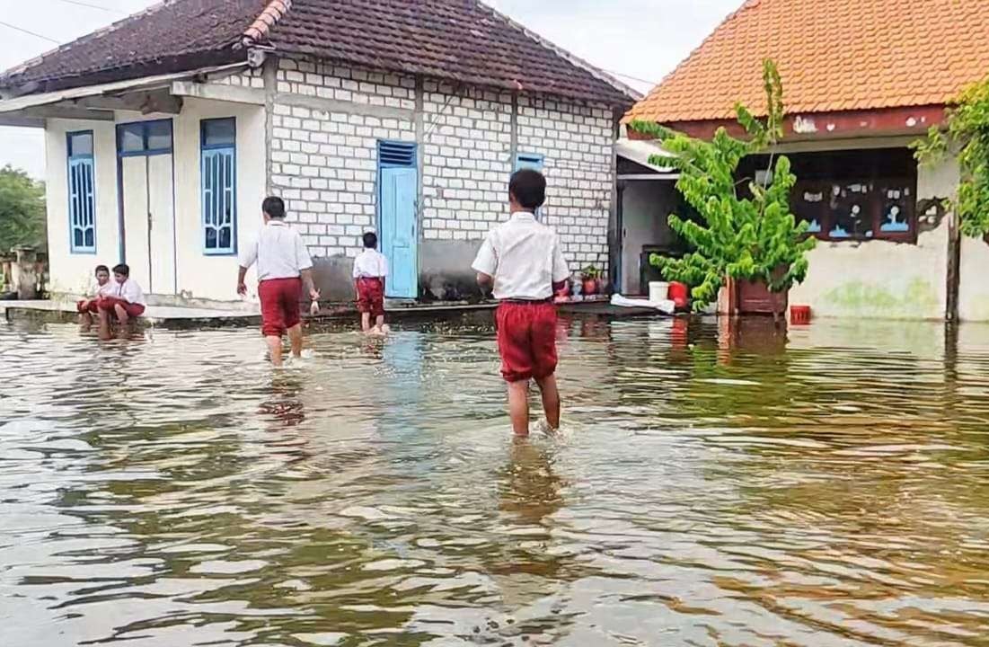 Air luapan Bengawan Jero yang merendam salah satu bangunan sekolah di Lamongan
