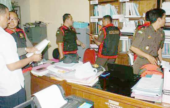 Penyidik Kejaksaan Negeri Magetan saat melakukan penggeledahan di kantor Bappeda. 