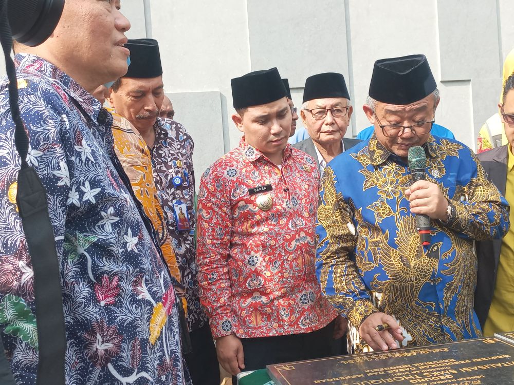  Mendikdasmen Abdul Muqti didampingi Bupati Mojokerto saat peresmian Gedung DKV SMK Mutia Ngoro