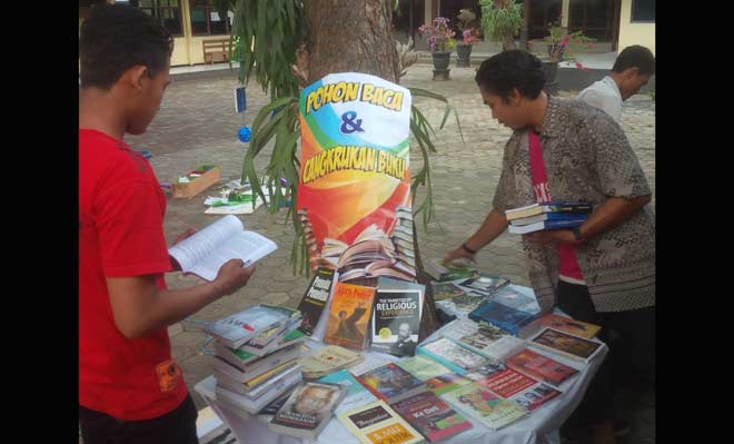 Salah satu pohon baca yang ada di lingkungan kampus Unirow. foto: SUWANDI/ BANGSAONLINE