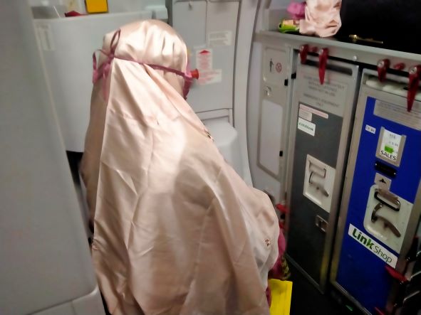 Di Angkasa, Pramugari Citilink Salat Nyelempit, ini Penampakannya, Berapa Gaji Mereka?