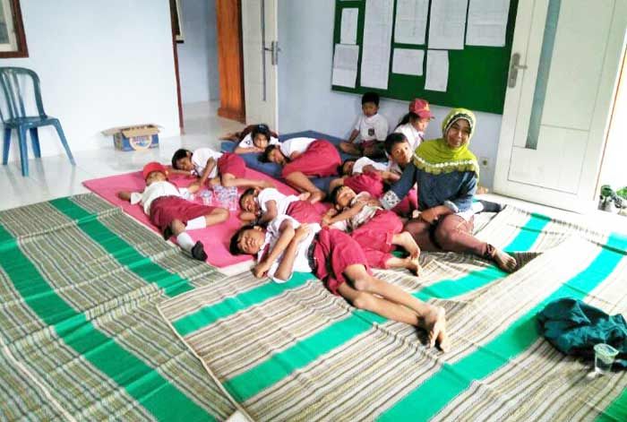 Keracunan masal yang menimpa siswa SD Negeri 03 Krisik, Gandusari beberapa waktu lalu. foto: AKINA/ BANGSAONLINE
