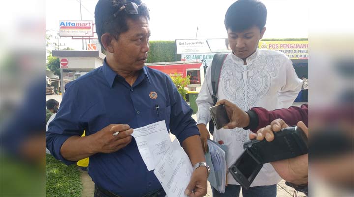 Lutfi Hakim saat menunjukkan bukti laporan ke Bawaslu Jember.