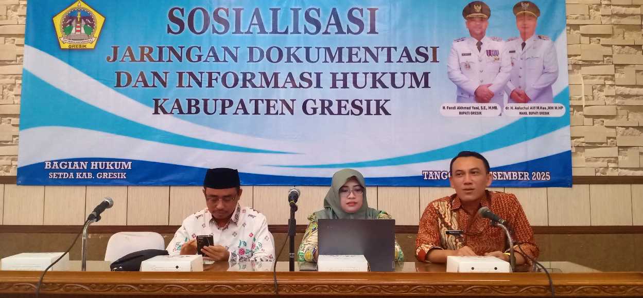 Dari kiri Ketua Bappemperda DPRD Gresik Khoirul Huda, Intan Isna Hidayatillah dan Kabag Hukum Mohammad Rum Pramudya dalam sasialisasi JDIH. Foto: SYUHUD/BANGSAONLINE