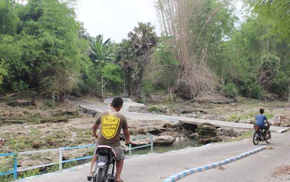Jembatan alternatif penghubung Kolursari - Oro-Oro Ombo Kulon.