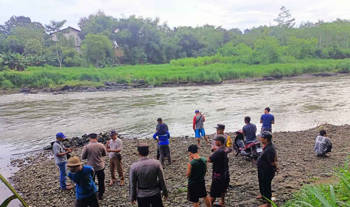 Petugas gabungan saat berada di pos pencarian untuk evakuasi remaja yang terseret arus Sungai Brantar, Kabupaten Blitar.
