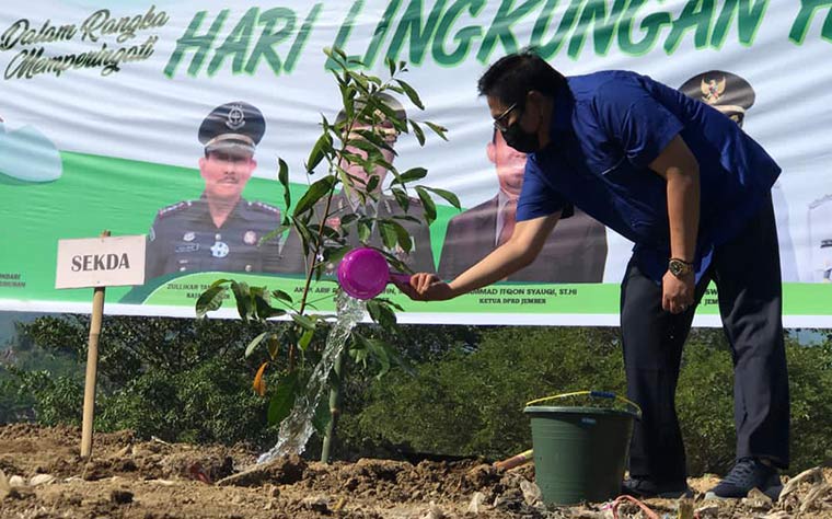 Sekda Jember Mirfano menyiram pohon yang ditanam di TPA.