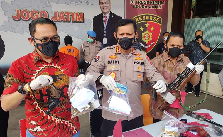 Kabid Humas Polda Jatim Kombes Gatot Repli Handoko (tengah) didampingi Wadirkrimum AKBP Nasrun Pasaribu dan Kasubdit III Jatanras AKBP Lintar Mahardhono menunjukkan barang bukti.