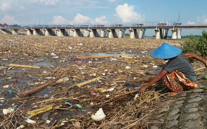 Sampah yang menumpuk di bawah Jembatan Bendung Gerak. Selain menimbulkan bau tak sedap, sampah juga mengganggu pemandangan. foto: eky nurhadi/ BANGSAONLINE