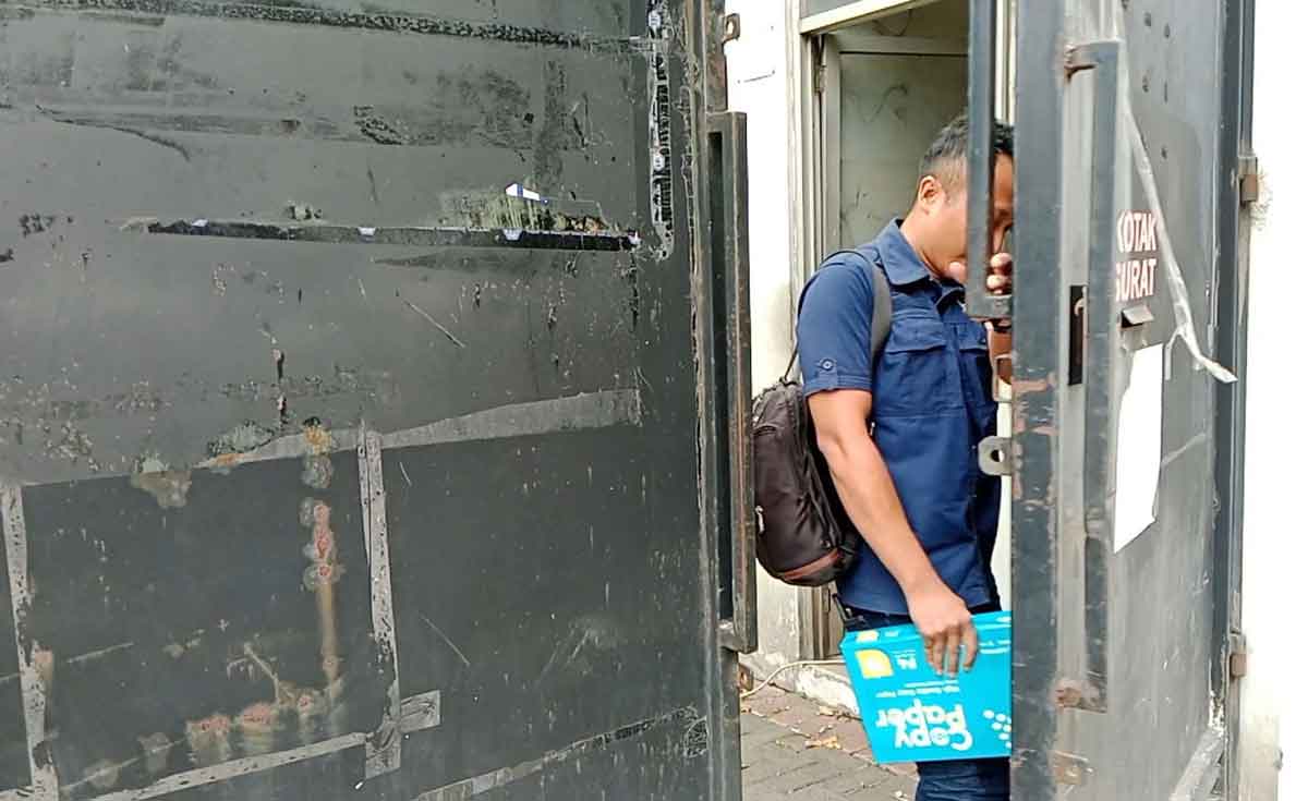 Penyidik dari Kortas Tipikor Polri saat usai menggeledah Kantor PTPN XI di Surabaya.
