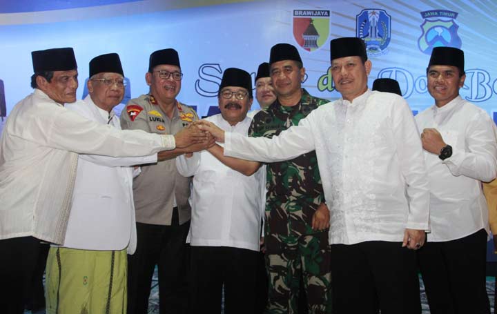 Gubernur Jatim Soekarwo bersama Forpimda satukan semangat pada acara Syukur dan Doa Bersama Malam Tahun Baru 2019 di Kantor Pahlawan 110.