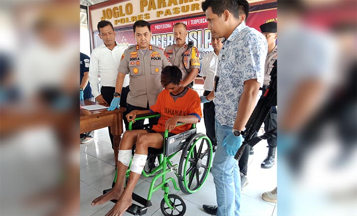 Kapolres Pasuruan Kota AKBP Dony saat mennginterogasi bandit motor.