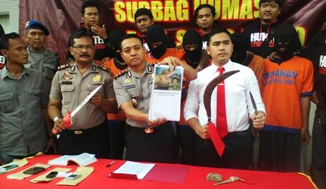 Kapolres Sidoarjo AKBP Anggoro Sukartono (dua dari kanan) menunjukan foto korban perampasan kawanan begal geng RAKI dengan didampinggi Kasat Reskrim AKP Ayub Diponegoro (membawa sajam), Kasubag Humas AKP Samsul Hadi (tiga dari kanan) dan Kanit Pidum Ipda Hafidz (satu dari kiri) dalam ekspos di Mapolres Sidoarjo.(Foto nanang ichwan/BangsaOnline.com)