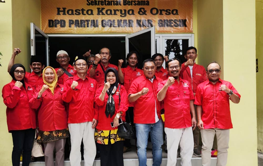 Ketua Depicab SOKSI Gresik, Ahmad Nurhamim (tiga dari kiri), bersama pengurus usai menggelar rapat pleno. Foto: Ist.