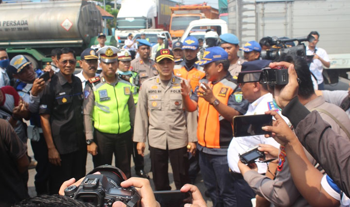 Kapolres Pasuruan AKBP Rofiq Ripto Himawan saat memantau operasi angkutan umum dan barang.