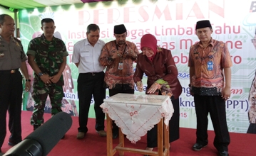 Secara Simbolis Wali Kota Hj Rukmini SH MSi melakukan peresmian dengan penandatanganan prasasti. (Andi/BANGSAONLINE)