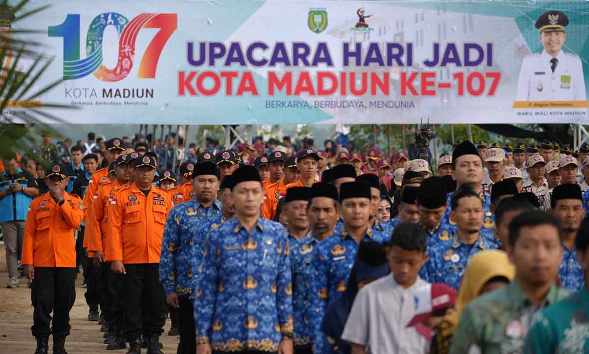 Peserta upacara peringatan HUT ke-107 Kota Madiun.