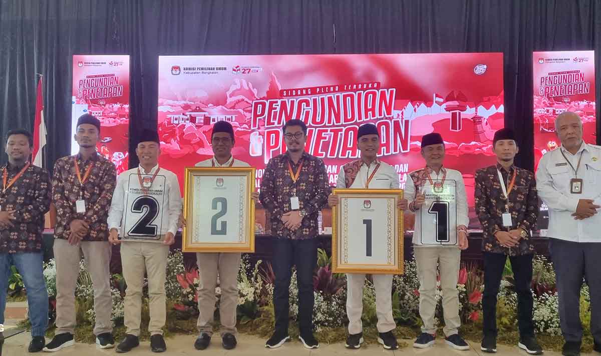 Jajaran Komisioner KPU Bangkalan saat bersama para paslon. 