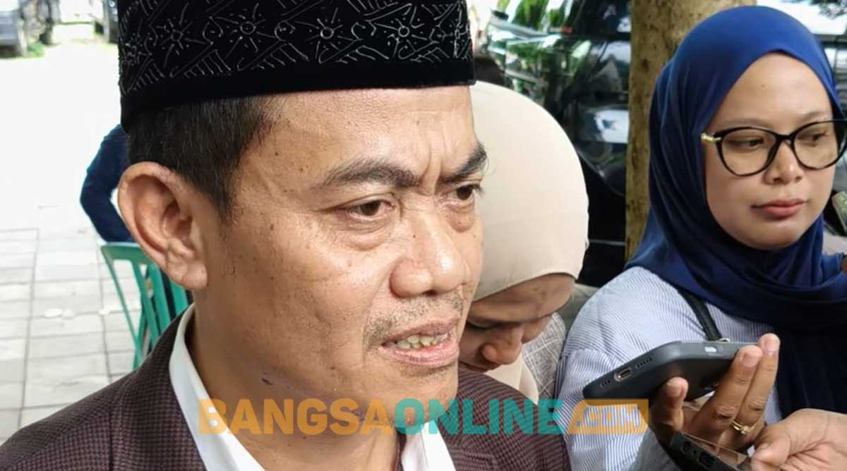 Jubir Ponpes Lirboyo, Gus Muid, saat memberi keterangan ke awak media. Foto: MUJI HARJITA/BANGSAONLINE