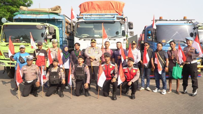 Polres Pasuruan Gandeng Elemen Masyarakat Bagikan 500 Bendera Merah Putih ke Sopir Truk