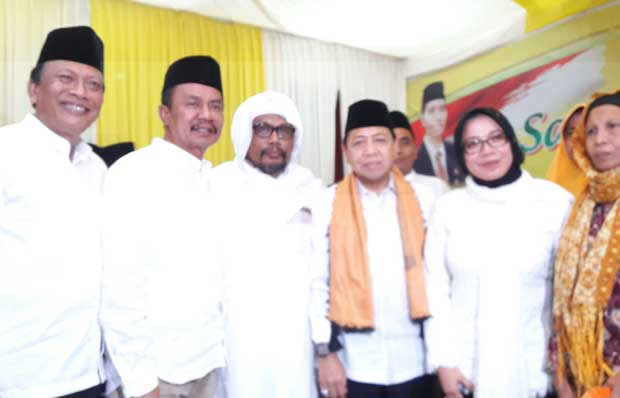 Anggota Komisi VII DPR RI, Eni Maulani. S bersama Ketua DPR RI Setya Novanto saat safari Ramadan di Gresik. foto: syuhud/ bangsaonline