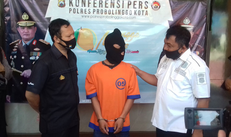 Deni, tersangka pencuri Hp saat dimintai keterangan oleh Kasatreskrim Polres Probolinggo Kota, AKP Heri Sugiono.
