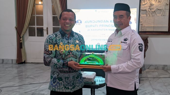 Pertukaran cindermata antara Bupati Madiun dan Pringsewu. Foto: Hendro Suhartono/BANGSAONLINE