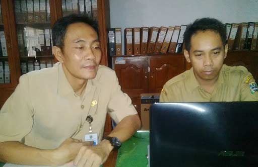 Ayub Setya Budi (kiri), Kabid Akuntansi, DPPKA Pacitan- Semua hak pegawai tetap akan dibayarkan.