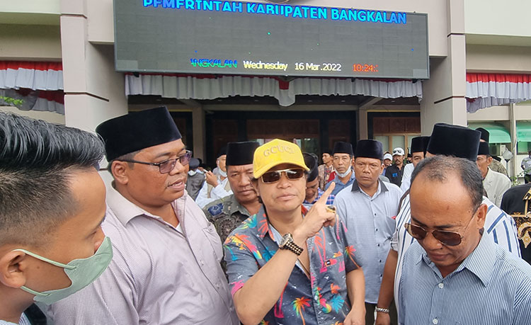 Sejumlah kepala desa yang memadati pintu masuk Pemkab Bangkalan.