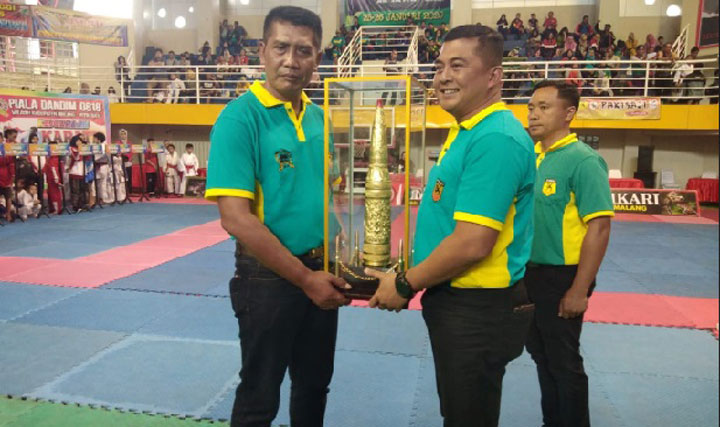 Danrem 083/BDJ menyerahkan trofi kejuaraan kepada Dandim 0818.