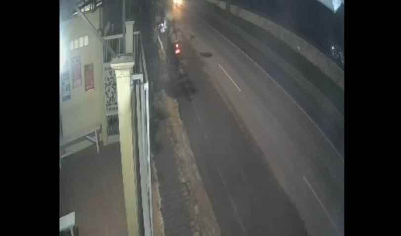 Dua komplotan pencuri terekam CCTV.