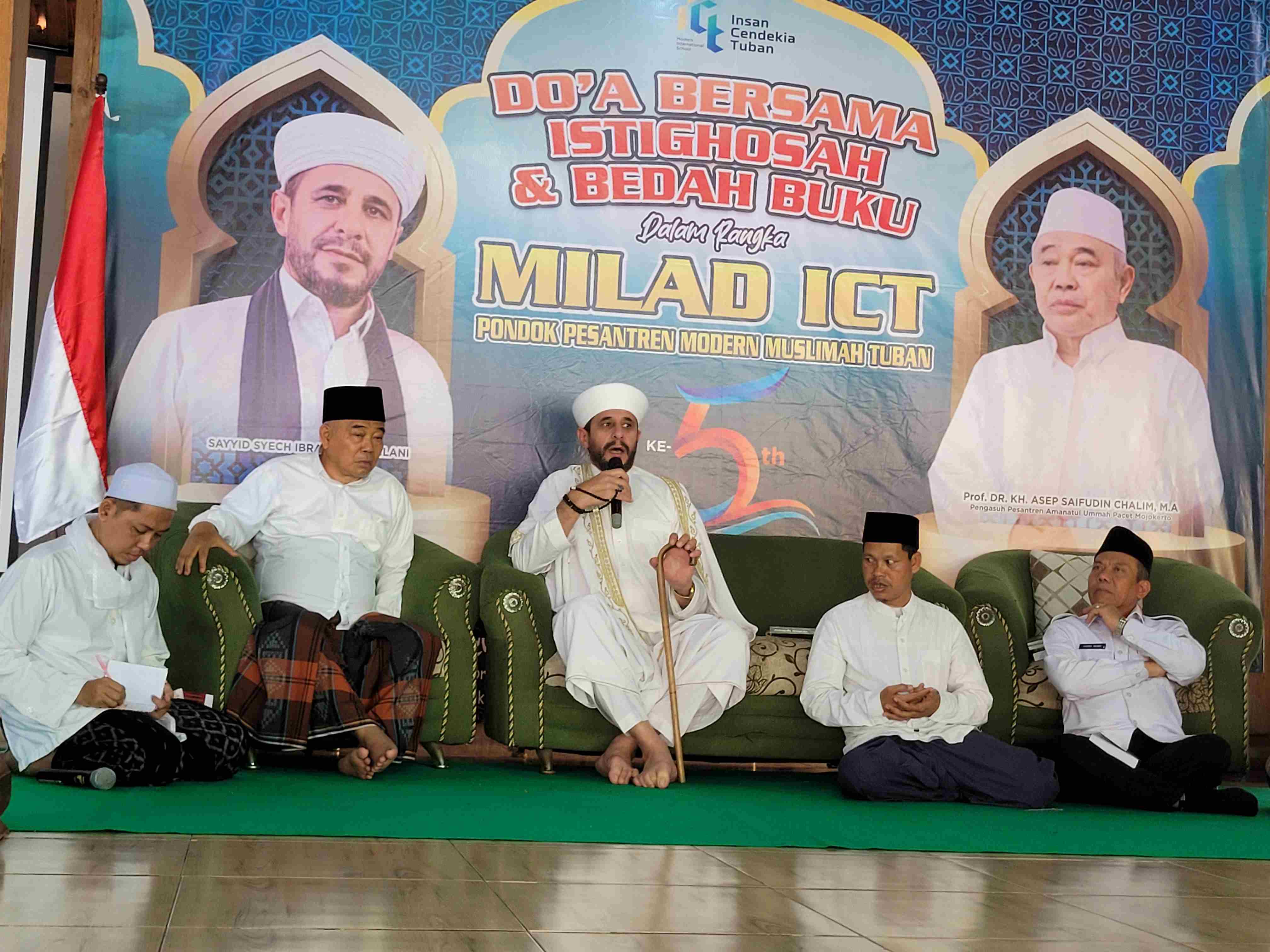 Prof Dr KH Asep Saifuddin Chalim, MA dan Syaikh Ibrahim Al-Jailani dari Lebanon dalam acara Doa Bersama, Istighatsah dan Bedah Buku Kiai Miliarder Tapi Dermawan karya M Mas’ud Adnan, CEO HARIAN BANGSA dan BANGSAONLINE di Pondok Pesantren Modern Muslimah Tuban, Selasa (1/8/2023). Foto: M Mas