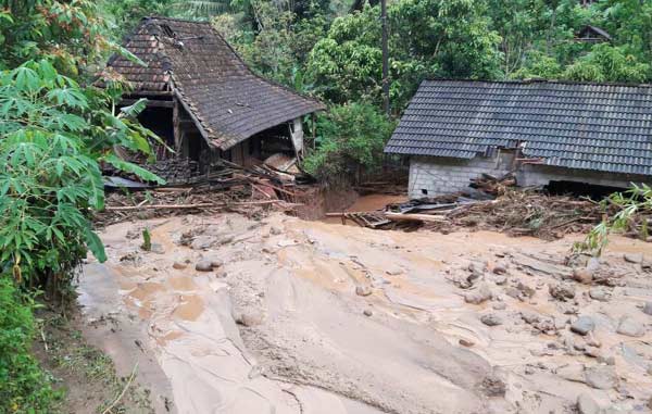 Bencana longsor kembali melanda Desa Banaran, Ponorogo, Jawa Timur sore tadi. Tepatnya di areal D. Sebanyak empat rumah dikabarkan ikut hanyut terseret air bercampur lumpur. foto: BPBD Ponorogo (Andi Supardjo) for BANGSAONLINE