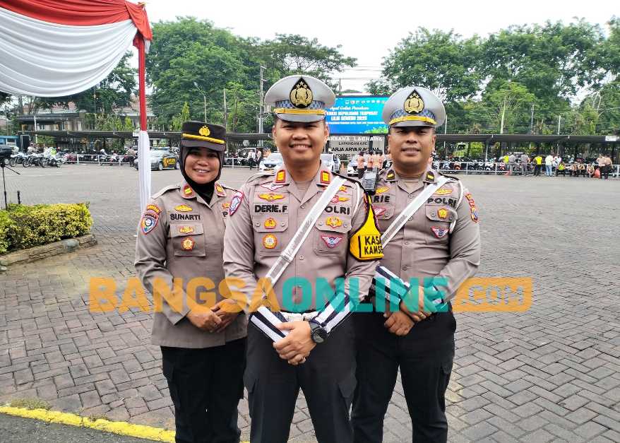 Kasatlantas Polres Pasuruan AKP Derie Fradesca didampingi Kasat Binmas Polres Pasuruan dan Kaur min ops Satlantas. Foto: M Andy Fachrudin/BANGSAONLINE