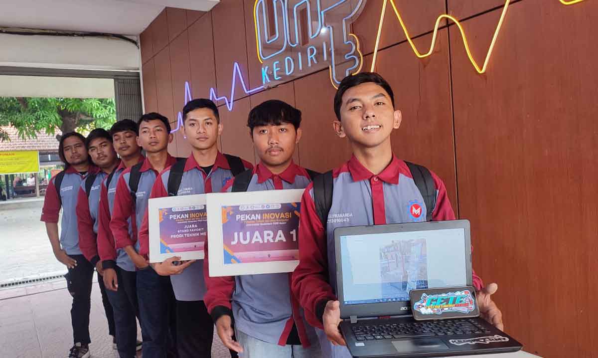Mahasiswa UNP Kediri saat menunjukkan sertifikat mesin pengaduk petis. Foto: Ist