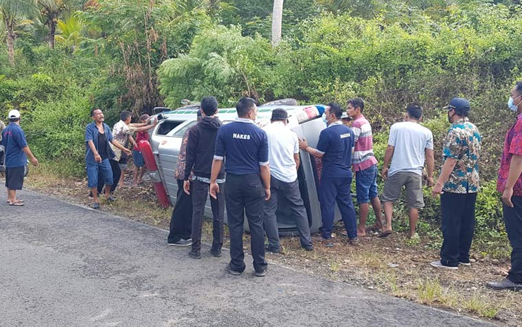 Petugas berusaha mengembalikan posisi ambulans yang terguling.