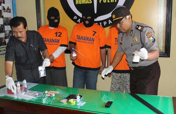 Tiga tersangka pengedar narkoba saat gelar perkara. (foto: tri susanto/BANGSAONLINE)