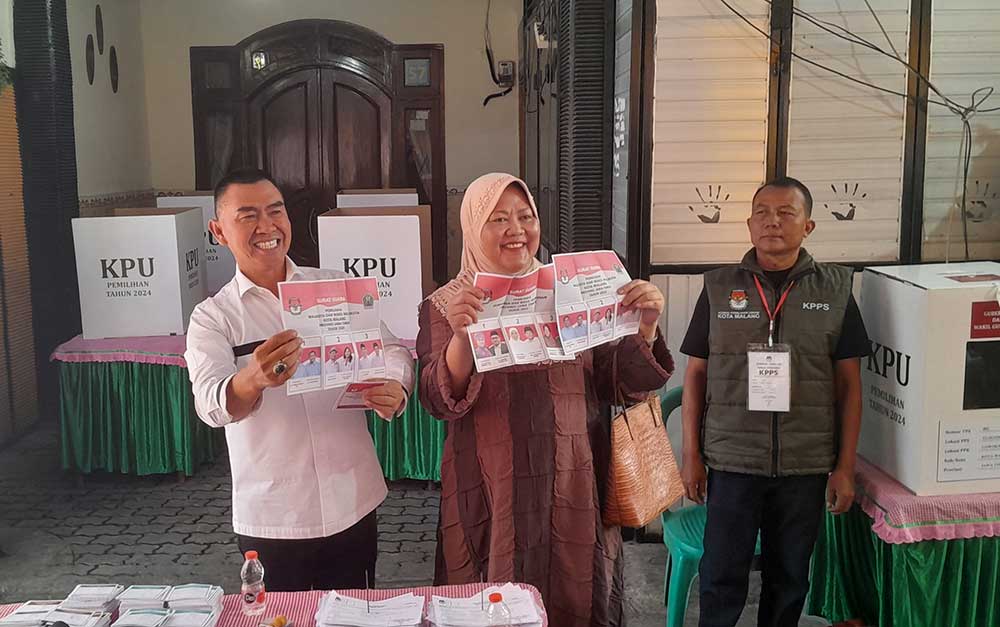 Abah Anton Bersama Istri Nyoblos di TPS 002 Tlogomas, Sungkem Ibunda Sebelum Berangkat