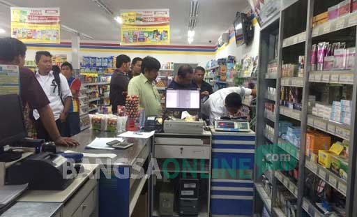 Polisi saat melakukan olah TKP di Indomaret jalan Penanggungan Kota Kediri. foto: arif kurniawan/ BANGSAONLINE