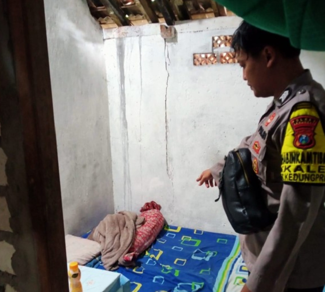 Anggota Polsek Kedungpring saat menujuk salah satu kamar kos