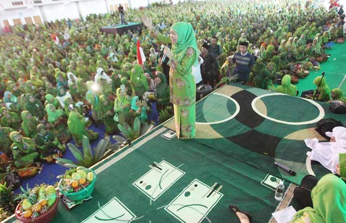 Khofifah Indar Parawansa saat menyampaikan orasi pada acara Maulidur Rasul Muslimat NU Jawa Timur di JX International Jalan A Yani Surabaya, Ahad (30/12/2018). Sebanyak 25 ribu anggota Muslimat NU memenuhi aula Jatim Expo. foto: bangsaonline.com