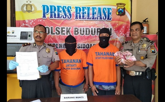 Kedua pelaku saat dirilis petugas.