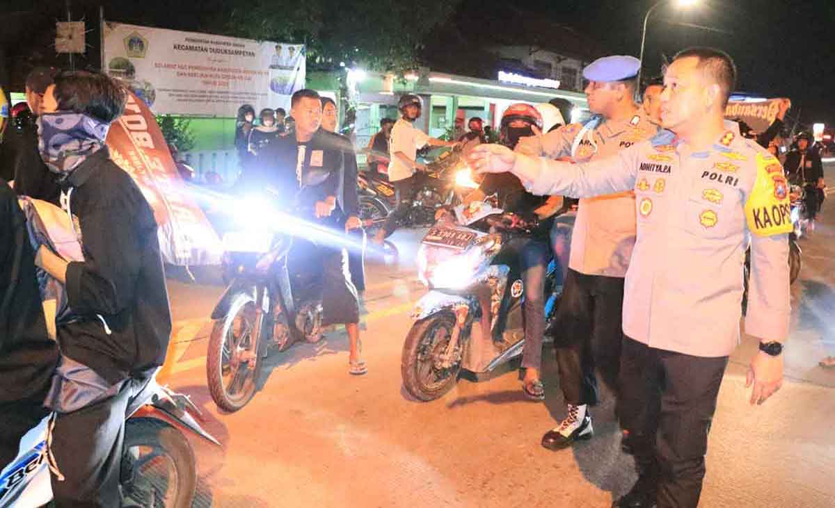 Kapolres Gresik, AKBP Adhitya Panji Anom, saat pengamanan massa simpatisan perguruan silat. Foto: Ist