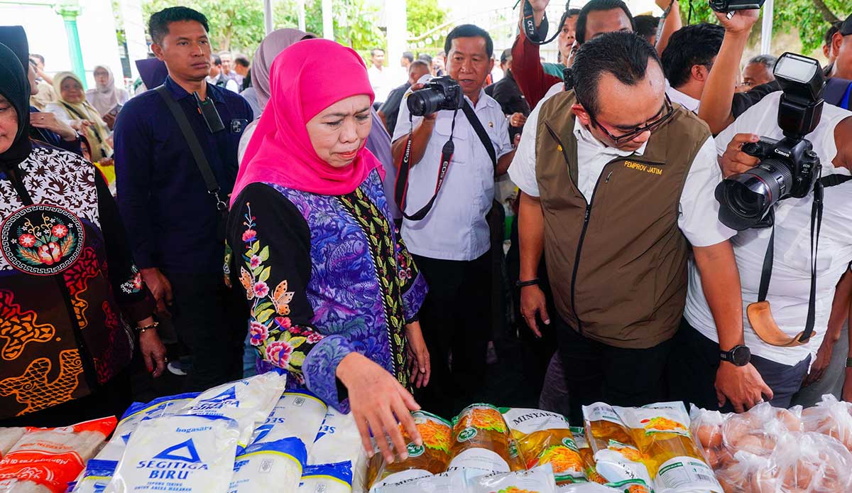 Gubernur Khofifah ketika meninjau pelaksanaan pasar murah jelang Ramadhan di Bojonegoro.