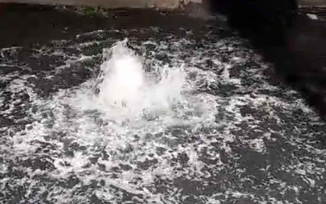 Semburan gas menyengat di Kali Gununganyar, yang meresahkan warga setempat. Foto: Ist.