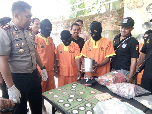 Para tersangka judi dadu di Lamongan.