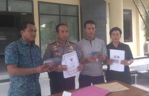Kapolres Blitar menunjukan barang bukti hasil OTT Kades Soso.