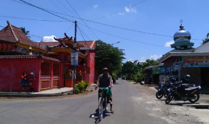 Tempat Ibadah Tri Dharma (TITD) Pay Lien San di Desa Glagahwero, Kecamatan Panti, Jember yang berseberangan dengan masjid Al Barokah.